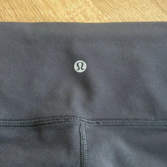 Authentic Lululemon cropped leggings - Picture 3 of 4